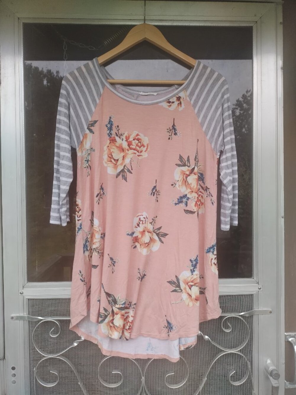 Lightweight floral tunic -- 3/4 sleeves -- size S